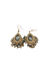 Load image into Gallery viewer, Gold tear drop earrings